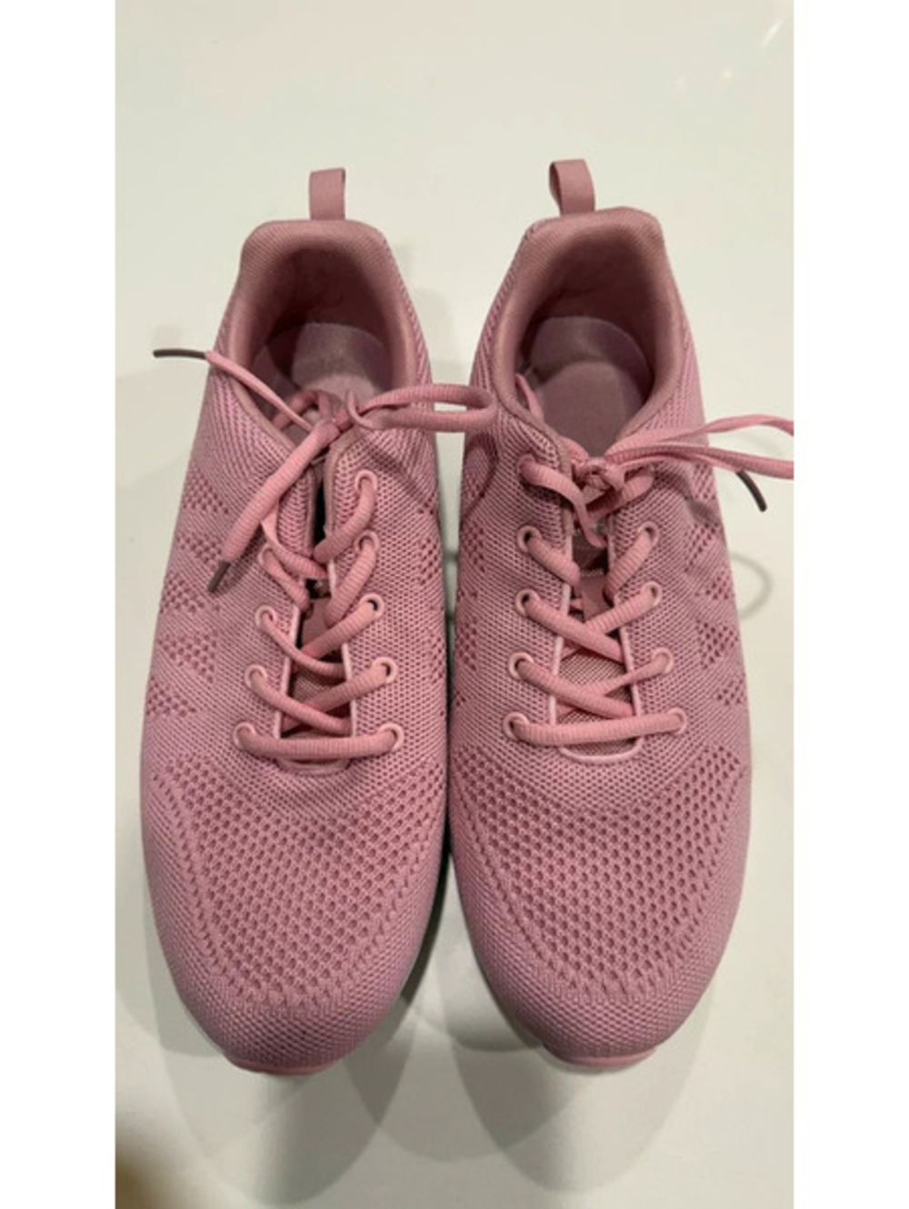 Women’s tennis shoes